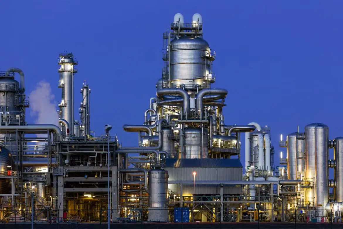 ELÁN TRADELINKS industrial operations and petrochemical facility